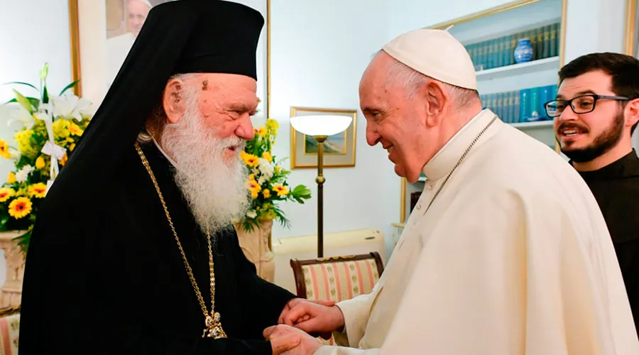 El arzobispo ortodoxo Ieronymous II con el Papa Francisco este domingo en Atenas. Crédito: Vatican Media