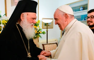 El arzobispo ortodoxo Ieronymous II con el Papa Francisco este domingo en Atenas. Cru00e9dito: Vatican Media 