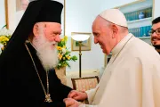 El Papa Francisco recibe en Atenas al máximo líder ortodoxo de Grecia