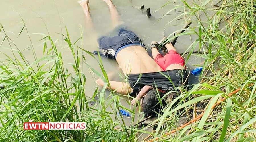 Los cuerpos de Óscar y su hija Valeria, encontrados en la orilla del Río Bravo, en la frontera de México y Estados Unidos. Crédito: EWTN Noticias.?w=200&h=150