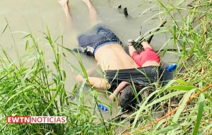 Los cuerpos de u00d3scar y su hija Valeria, encontrados en la orilla del Ru00edo Bravo, en la frontera de Mu00e9xico y Estados Unidos. Cru00e9dito: EWTN Noticias. 