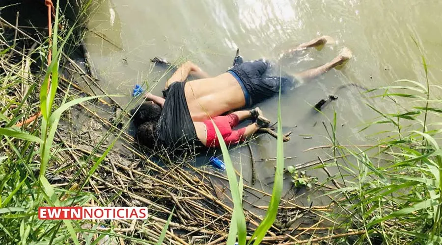 Los cuerpos de Óscar y su hija Valeria, encontrados en la orilla del Río Bravo, en la frontera de México y Estados Unidos. Crédito: EWTN Noticias.