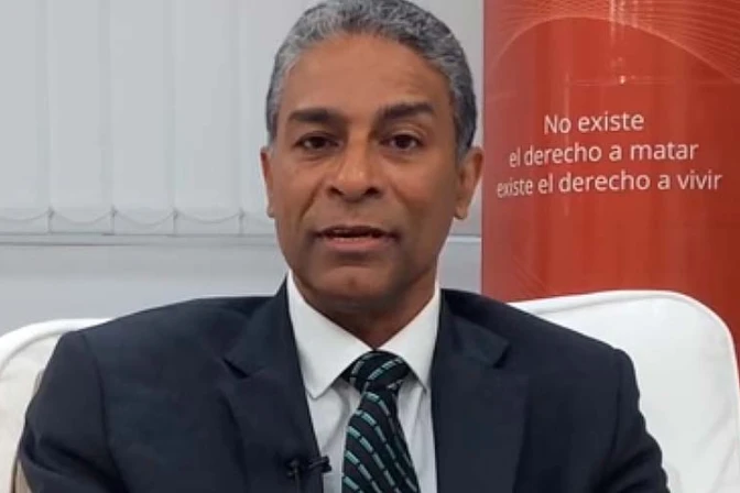 Lanzan campaña para que Cuba deje a médico pro vida ir a España a recibir premio