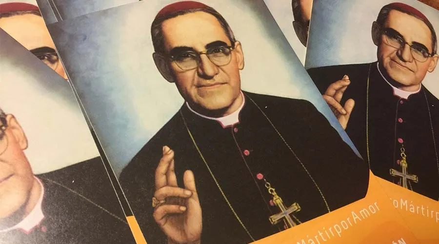 Estampas de Mons. Óscar Romero. Foto: David Ramos / ACI Prensa.