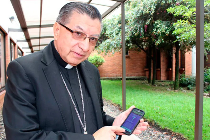 Mons. Oscar Urbina Ortega con la aplicación en el teléfono móvil. Foto: Conferencia Episcopal de Colombia?w=200&h=150