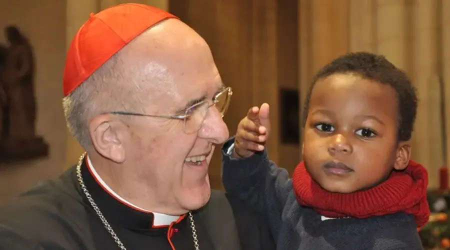 El Arzobispo de Madrid (España) Cardenal Carlos Osoro con uno de los niños de la Fundación Madrina. Foto: ArchiMadrid.