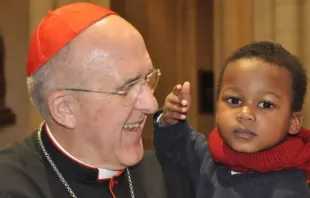 El Arzobispo de Madrid (España) Cardenal Carlos Osoro con uno de los niños de la Fundación Madrina. Foto: ArchiMadrid. 