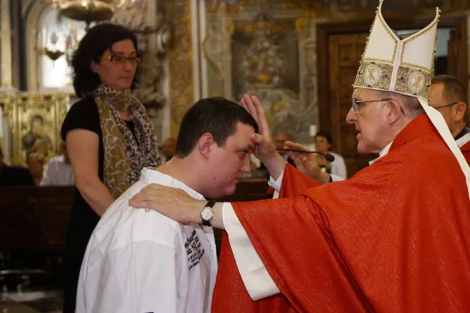 Arzobispo de Valencia imparte Confirmación a ocho jóvenes con discapacidad psíquica