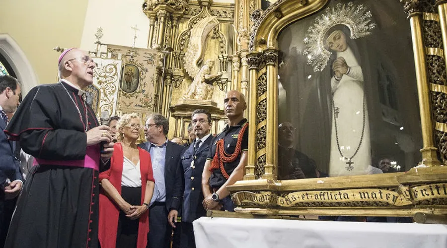 El Cardenal Osoro delante de la Virgen de la Paloma. Foto: Esther Martínez / Archimadrid