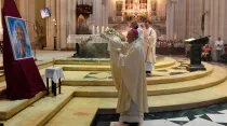 Mons. Carlos Osoro en la Misa de acción de gracias por la canonización de la Madre Teresa. Foto: Miguel Hernández / Archidiócesis de Madrid