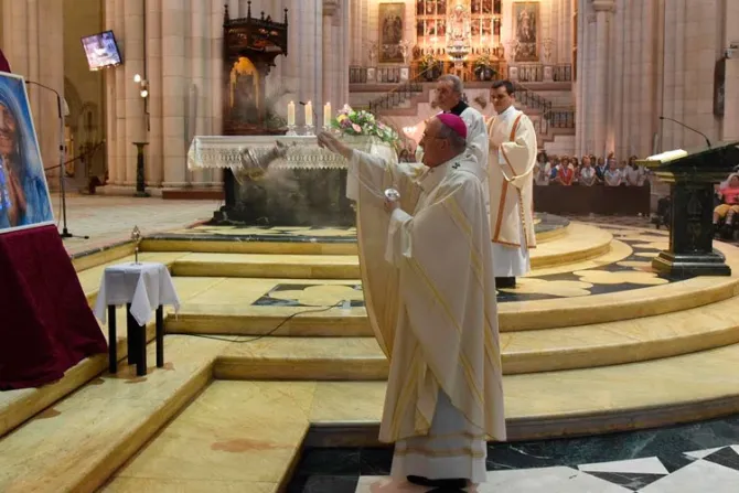 Madre Teresa enseñó que no hay alternativa a la caridad, dice Arzobispo de Madrid