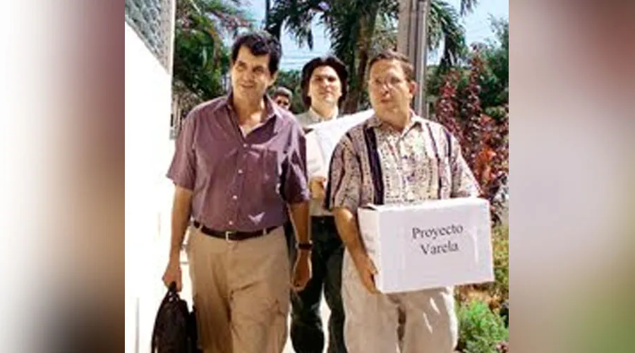 Oswaldo Payá entregando firmas del Proyecto Varela / Foto: Oswaldopaya.org?w=200&h=150