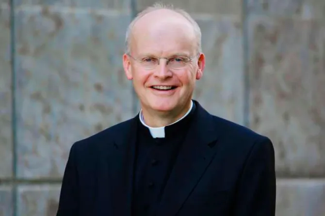 Obispo alemán reta al Vaticano y autoriza a sacerdotes a bendecir uniones homosexuales