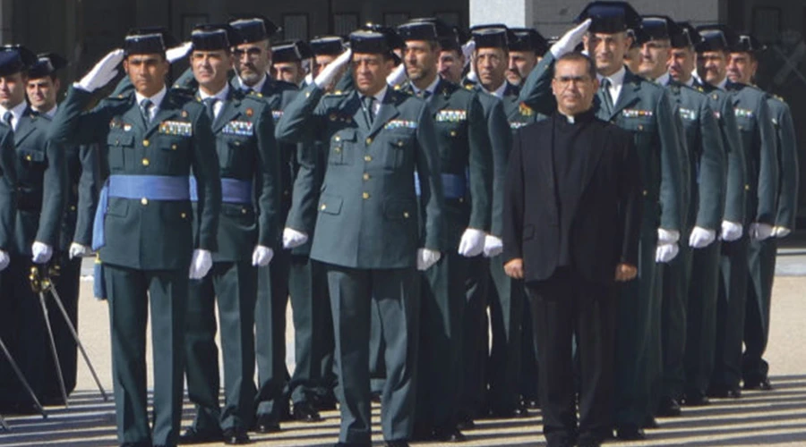 P. Pablo Lucena durante un acto con su promoción de Guardia Civil. Foto: Paraula ?w=200&h=150