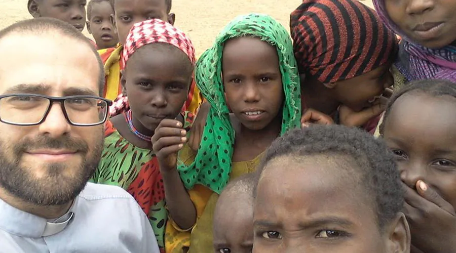 P. Paul Schneider con algunos niños en Etiopía. Foto: Diócesis de Getafe.