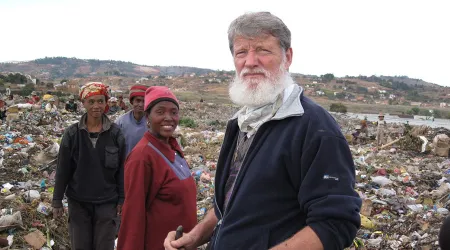 Nominan al Premio Nobel de la Paz a sacerdote misionero en África