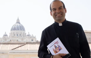 El P. Ricardo Reyes Castillo en Roma. Cru00e9dito: Daniel Ibu00e1u00f1ez/ACI Prensa. 