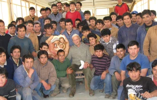 P. Ugo de Censi y artesanos Don Bosco. Cru00e9ditos: Agencia Info Salesiana (ANS) 