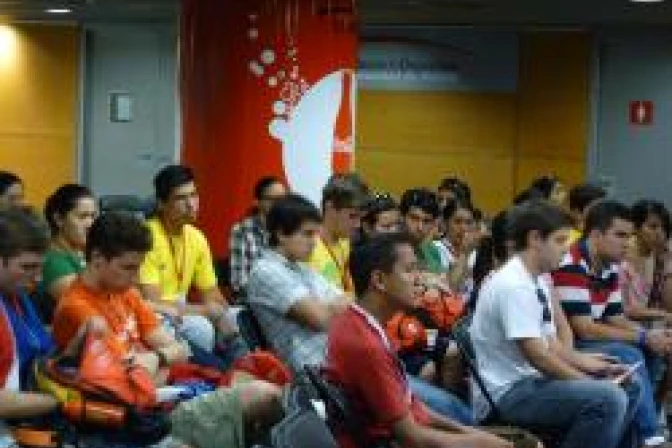 Conversatorio en Madrid: Director de ACI propone cambiar paradigmas sobre medios para evangelizar 