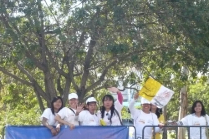 Vamos a esperar 100 horas para ver salir al Papa Benedicto XVI, dicen católicos en León