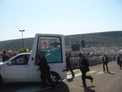 Benedicto XVI en el papamu00f3vil, con sombrero de charro, recorre el Parque Bicentenario de Guanajuato (foto ACI Prensa)?w=200&h=150