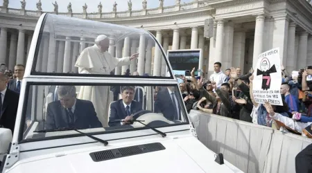Una fe auténtica conlleva el deseo de cambiar el mundo y hacer el bien, dice el Papa