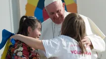 El Papa con unos jóvenes. Foto: L'Osservatore Romano