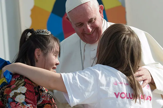 El Papa asegura que para evangelizar hay que conocer bien a la gente y las culturas 
