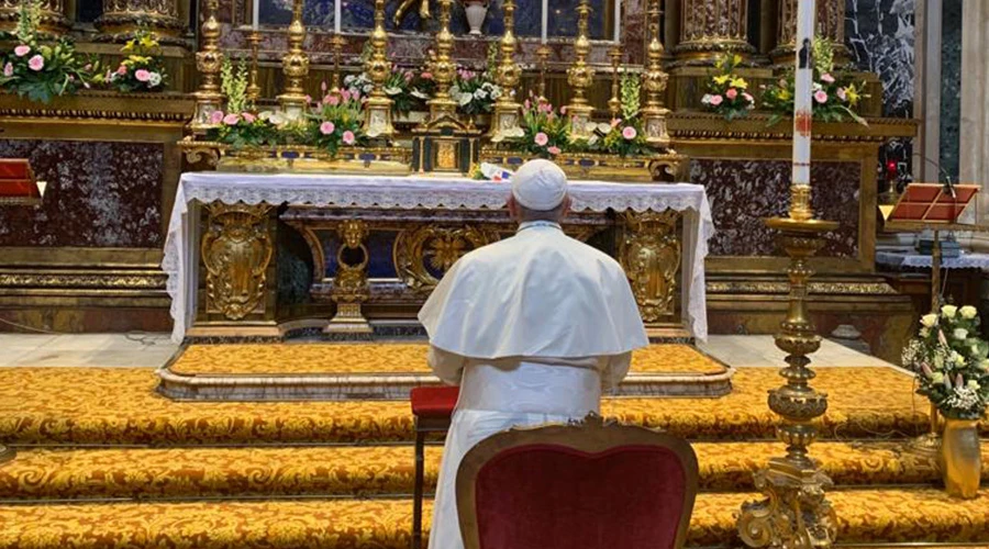 Papa Francisco rezando ante Santa María la Mayor tras su viaje a Panamá. Foto: twitter Alessandro Gisotti. ?w=200&h=150