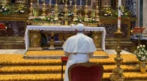 Papa Francisco rezando ante Santa María la Mayor tras su viaje a Panamá. Foto: twitter Alessandro Gisotti. 