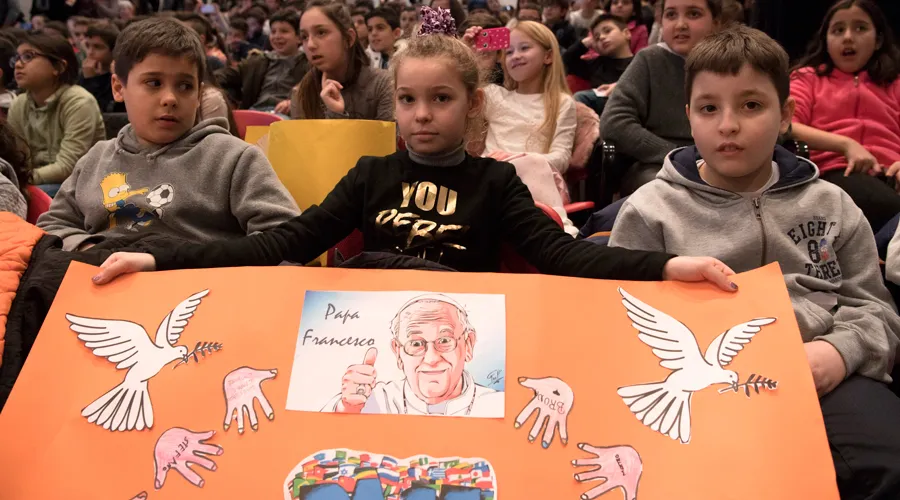 Decenas de niños en el encuentro con el Papa Francisco. Foto: L'Osservatore Romano