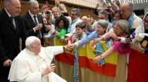 El Papa saluda a una familia española. Crédito: Vatican Media