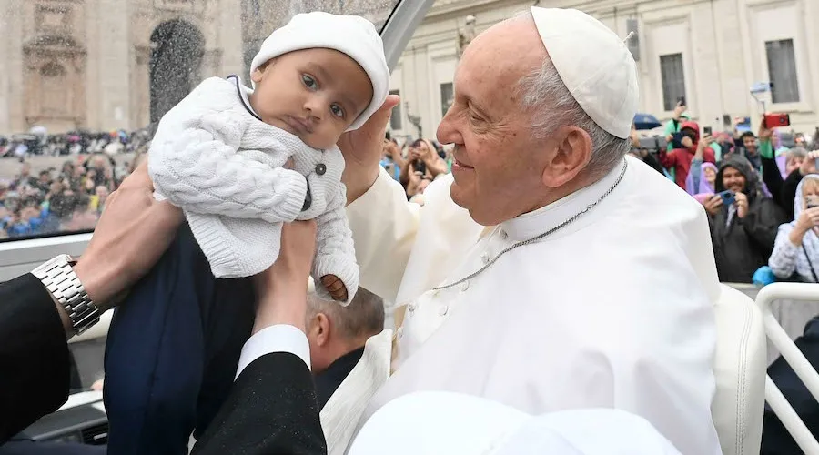 El Papa Francisco saluda a un niño durante la audiencia general. Crédito: Vatican Media?w=200&h=150