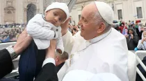 El Papa Francisco saluda a un niño durante la audiencia general. Crédito: Vatican Media