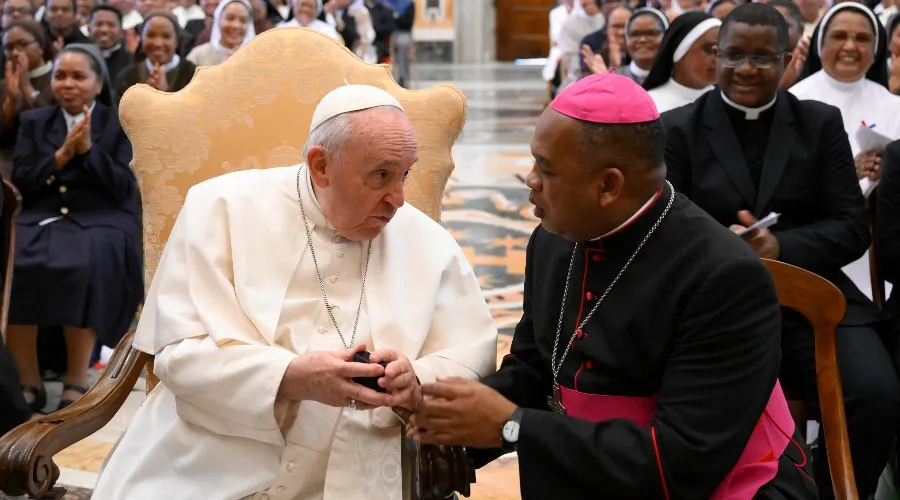 Papa Francisco con obispo, sacerdotes y religiosas de Madagascar. Crédito: Vatican Media?w=200&h=150