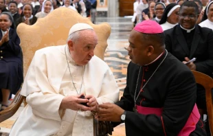 Papa Francisco con obispo, sacerdotes y religiosas de Madagascar. Cru00e9dito: Vatican Media 