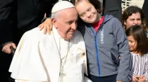 Papa Francisco con niña en la Plaza de San Pedro. Crédito: Vatican Media