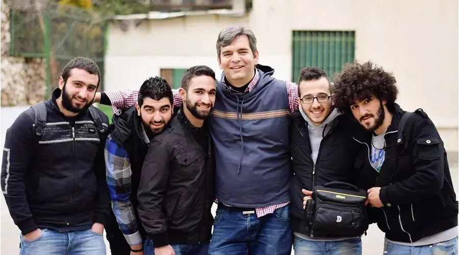 El P. Alejandro León con jóvenes sirios / Foto: Misiones Salesianas?w=200&h=150