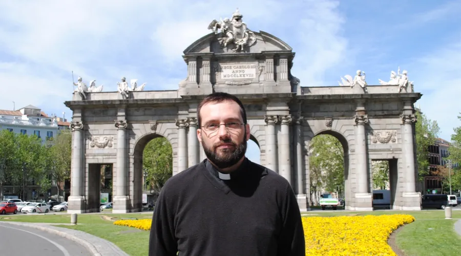 P. Ángel Briz, capellán castrense en la Puerta de Alcalá (Madrid). Foto: Blanca Ruiz