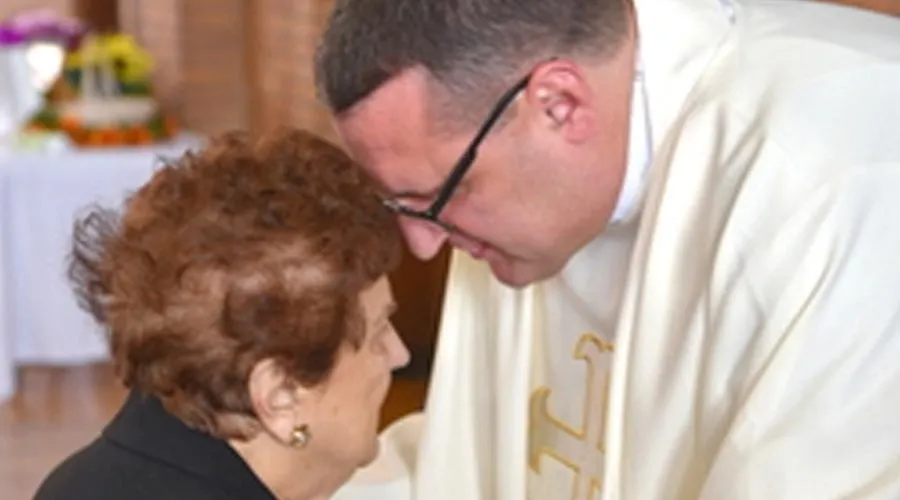 El P. Anthony Cipolle en día de su ordenación con su madre / Foto: Diócesis de Portland
