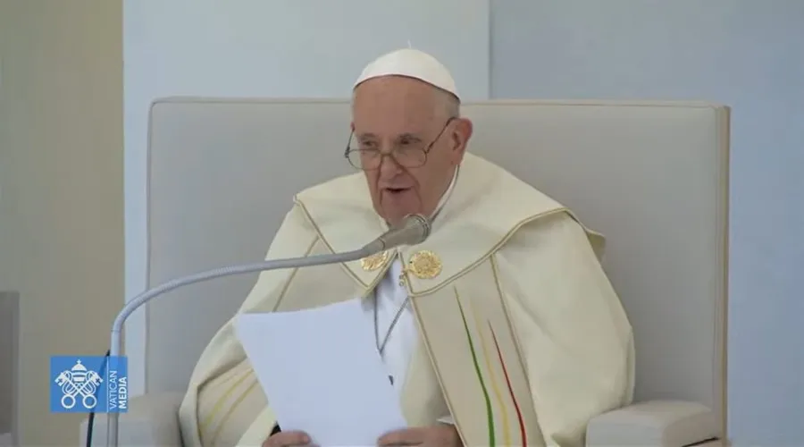 El Papa Francisco, durante su alocución previa al rezo del Ángelus en Lisboa. Crédito: Vatican Media?w=200&h=150