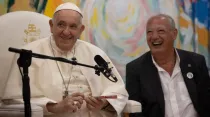 El Papa Francisco junto al presidente de Scholas Occurrentes, José María del Corral. Crédito: Daniel Ibáñez / Vatican Pool.