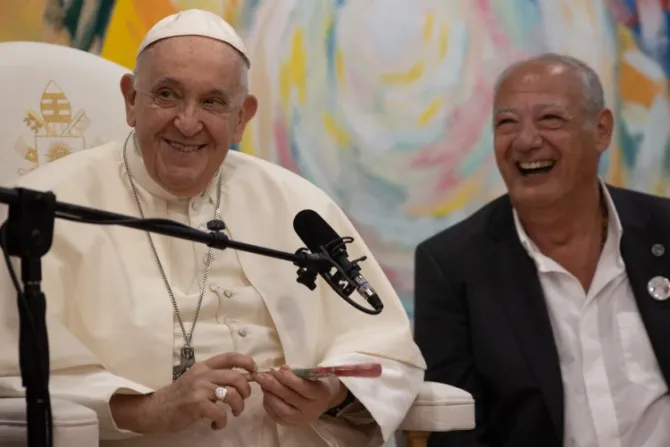 A veces hay que ensuciarse las manos para no manchar el corazón, dice el Papa