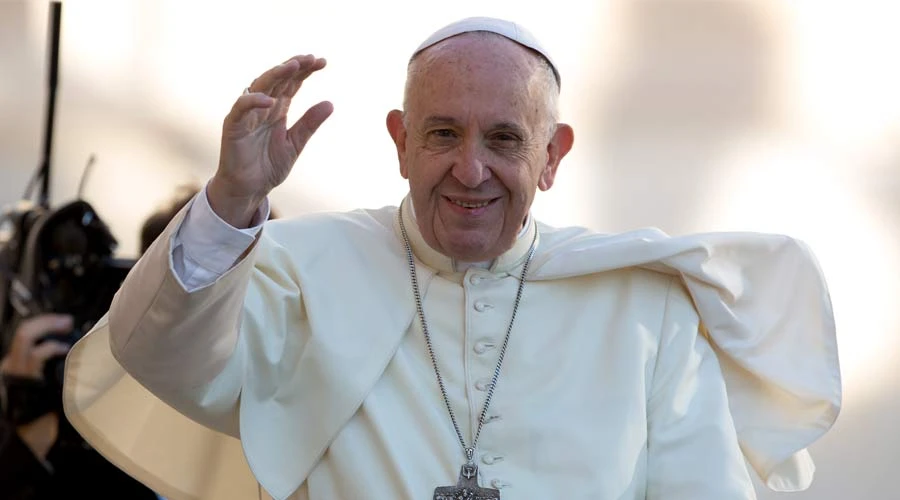 El Papa saluda a los peregrinos durante la Audiencia. Foto: Daniel Ibáñez / ACI Prensa