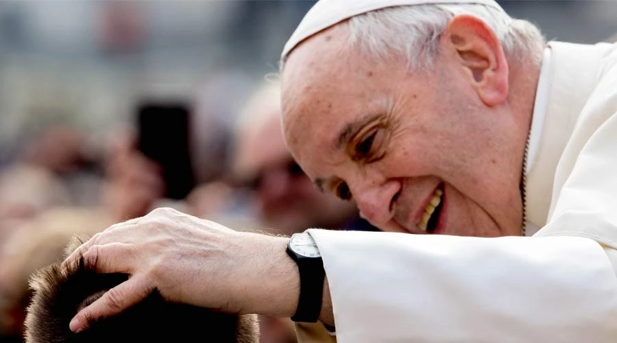 El Papa bendice a un niño en la Audiencia General. Foto: Daniel Ibáñez / ACI Prensa?w=200&h=150