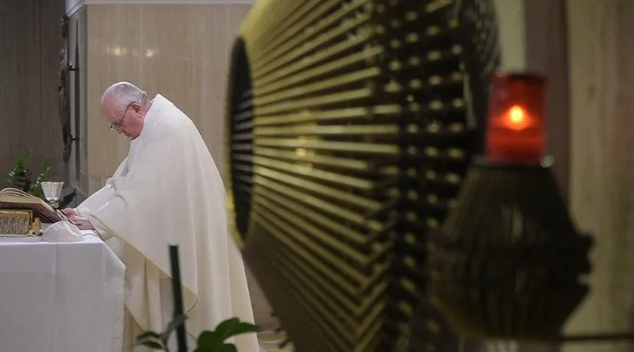 Papa Francisco durante la celebración de la Misa en Casa Santa Marta. Crédito: Vatican News. ?w=200&h=150