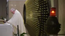Papa Francisco durante la celebración de la Misa en Casa Santa Marta. Crédito: Vatican News. 
