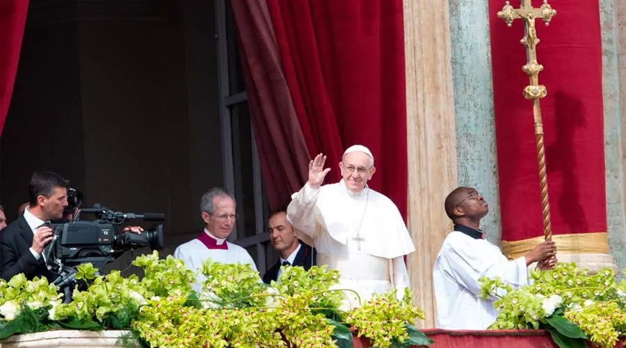 El Papa imparte la BendiciÃ³n "Urbi et Orbi". Foto: Daniel IbÃ¡Ã±ez / ACI Prensa