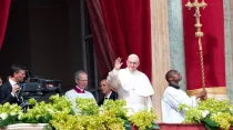 El Papa imparte la Bendición "Urbi et Orbi". Foto: Daniel Ibáñez / ACI Prensa
