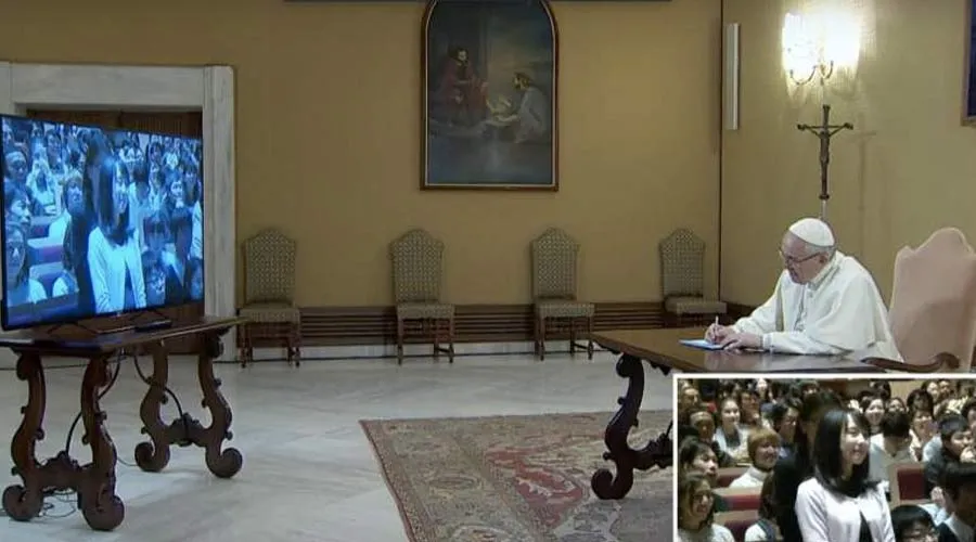 El Papa conversa con los estudiantes de Tokyo. Foto: Captura Youtune